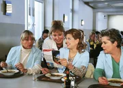 Ilse (Christiane Reiff, 2.v.li.) zeigt ihren Freundinnen Jeannette (Christine Schuberth, li.), Lollo (Isabella Schmid, 2.v.li.) und Uschi (Barbara Freier) ein tolles Zeitungsfoto.
