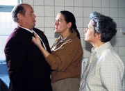Walter (Katy Karrenbauer, M.) will von Karl Heinz Zöllner (Wolfgang Finck), dem Bruder des ermordeten Gerhard Zöllner, wissen, was er in Reutlitz zu suchen hat (re. Barbara Freier als Uschi). Walter (Katy Karrenbauer, M.) will von Karl Heinz Zöllner (Wolfgang Finck), dem Bruder des ermordeten Gerhard Zöllner, wissen, was er in Reutlitz zu suchen hat (re. Barbara Freier als Uschi).