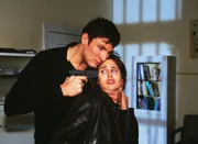 Gefängnis-Psychologe Matthias Goran (Dieter Bach) weiß keinen anderen Ausweg mehr, als Katrins (Tanya Neufeldt) Liebe mit der Waffe zu erzwingen. Gefängnis-Psychologe Matthias Goran (Dieter Bach) weiß keinen anderen Ausweg mehr, als Katrins (Tanya Neufeldt) Liebe mit der Waffe zu erzwingen.