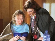 Als Evelyn (Franziska Matthus, r.) Ilse (Christiane Reiff) aus dem Bunker holt und ihr das Sparbuch überreicht, auf das Gregor das Geld für die verkaufte Reise getan hat, ist Ilse vollends irritiert. Als Evelyn (Franziska Matthus, r.) Ilse (Christiane Reiff) aus dem Bunker holt und ihr das Sparbuch überreicht, auf das Gregor das Geld für die verkaufte Reise getan hat, ist Ilse vollends irritiert.