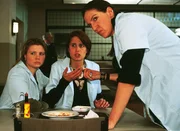 Vivi (Annette Frier, l.) und Walter (Katy Karrenbauer, r.) sind geschockt, dass in Katrins (Tanya Neufeldt) Nachtisch Glassplitter sind; ihr Verdacht fällt auf Dagmar. Vivi (Annette Frier, l.) und Walter (Katy Karrenbauer, r.) sind geschockt, dass in Katrins (Tanya Neufeldt) Nachtisch Glassplitter sind; ihr Verdacht fällt auf Dagmar.