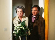 Uschi (Barbara Freier) hat Freigang und freut sich auf die Zeit mit ihrem Mann Wolfgang (Klaus Wennemann) und ihrer Tochter Sonja. Uschi (Barbara Freier) hat Freigang und freut sich auf die Zeit mit ihrem Mann Wolfgang (Klaus Wennemann) und ihrer Tochter Sonja.