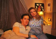 Walter (Katy Karrenbauer, l.) und Vivi (Annette Frier) werden von Katrin beim Schmusen gestört. Walter (Katy Karrenbauer, l.) und Vivi (Annette Frier) werden von Katrin beim Schmusen gestört.