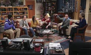 Müssen von einer ganz besonderen Person Abschied nehmen: Amy (Mayim Bialik, 3.v.l.), Sheldon (Jim Parsons, 3.v.r.), Leonard (Johnny Galecki, 2.v.r.), Penny (Kaley Cuoco, r.), Raj (Kunal Nayyar, l.) und Stuart (Kevin Sussman, 2.v.l.) ... Müssen von einer ganz besonderen Person Abschied nehmen: Amy (Mayim Bialik, 3.v.l.), Sheldon (Jim Parsons, 3.v.r.), Leonard (Johnny Galecki, 2.v.r.), Penny (Kaley Cuoco, r.), Raj (Kunal Nayyar, l.) und Stuart (Kevin Sussman, 2.v.l.) ...