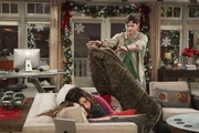 Damit Jenny (Amber Tamblyn, l.) zu ihrem zweiten Date mit Brooke (Aly Michalka, M.) kommt, steht Walden (Ashton Kutcher, r.) ihr mit Rat und Tat zur Seite ... Damit Jenny (Amber Tamblyn, l.) zu ihrem zweiten Date mit Brooke (Aly Michalka, M.) kommt, steht Walden (Ashton Kutcher, r.) ihr mit Rat und Tat zur Seite ...