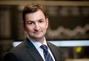 Markus G&uuml;rne ist neuer Chef der hr-B&ouml;rsenredaktion. Nach vier Jahren in Asien berichtet er jetzt vom Frankfurter B&ouml;rsenparkett. Das ARD-Team um Markus G&uuml;rne berichtet mehrmals t&auml;glich live - in Morgenmagazin, Tagesschau und Tagesthemen. Die popul&auml;rste Sendung ist die "B&ouml;rse im Ersten" immer kurz vor der 20-Uhr-Tagesschau.