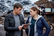 Jenny (Katrin Heß) zeigt Alex (Vinzenz Kiefer) einen weiteren Hinweis auf den verschwundenen Semir, den sie bei der unbekannten Leiche auf dem Schrottplanz gefunden hat. Jenny (Katrin Heß) zeigt Alex (Vinzenz Kiefer) einen weiteren Hinweis auf den verschwundenen Semir, den sie bei der unbekannten Leiche auf dem Schrottplanz gefunden hat.