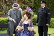 V. l. n. r.: Inspector Mallory (Jack Deam), Bebe Fontaine (Deirdre Mullins) und Sgt. Goodfellow (John Burton). V. l. n. r.: Inspector Mallory (Jack Deam), Bebe Fontaine (Deirdre Mullins) und Sgt. Goodfellow (John Burton).