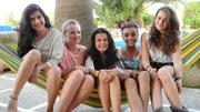Buse, Maja, Louisa, Bianca und Weya genie&szlig;en den Urlaub ohne Eltern in ihrer Villa auf Mallorca.