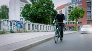 Gerald Knaus fährt mit dem Fahrrad durch Berlin. Gerald Knaus fährt mit dem Fahrrad durch Berlin.
