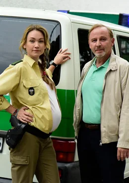 Der Polizeidienst ist bei den Moosandls eine Familienangelegenheit: Maria (Lisa Maria Potthoff) und ihr Vater J&uuml;rgen (Alexander Held).