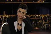 Muss eine krachende Niederlage hinnehmen, als Espinoza sich f&uuml;r Annas Kollektion entscheidet: Carla (Sarah M&uuml;hlhause) ...