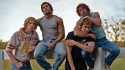 Die von Erich-Br&uuml;der: David (Harris Dickinson, li.), Kevin (Zac Efron), Mike (Stanley Simons) und Kerry (Jeremy Allen White, re.)