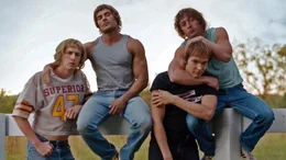 Die von Erich-Br&uuml;der: David (Harris Dickinson, li.), Kevin (Zac Efron), Mike (Stanley Simons) und Kerry (Jeremy Allen White, re.)