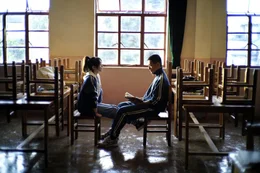 Ein stiller Moment zwischen zwei Welten: Chengyong (Li Zhuozhao, r.) und Yang Yi (Ma Fanding, l.) suchen einen Weg ihre Beziehung in der Zukunft zu retten.