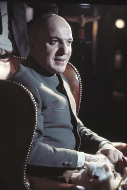 Ernst Stavro Blofeld (Telly Savalas)  +++ Die Verwendung des sendungsbezogenen Materials ist nur mit dem Hinweis und Verlinkung auf RTL+ gestattet. +++
