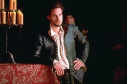 William Shakespeare (Joseph Fiennes), der ber&uuml;hmte Poet, hat sichtlich M&uuml;he, sein St&uuml;ck "Romeo und Julia" richtig in Szene zu setzen.