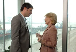 Luise (Christiane H&ouml;rbiger) sorgt sich um das Liebesleben ihres j&uuml;ngsten Sohnes Daniel (Tim Bergmann).