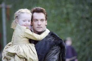 Obwohl sie in der Thronfolge keine Rolle spielt, geht der K&ouml;nig liebevoll mit ihr um: Henry (Jonathan Rhys Meyers, r.) und seine Tochter Elisabeth  ...