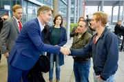 Paul (Daniel Roesner, r.) und Semir (Erdogan Atalay, 2.v.r.) lernen Jennys (Katrin He&szlig;) Vater, den Oberb&uuml;rgermeister-Kandidaten Martin Dorn (Robert Lohr, 2.v.l.) und dessen Wahlkampf-Mitarbeiter Oliver Bennett (Matthias Lier) kennen.