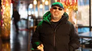 Bilal Kir im Südblock, einem Veranstaltungsort in Kreuzberg. Hier trifft er Freunde und Weggefährten der Community. Bilal Kir im Südblock, einem Veranstaltungsort in Kreuzberg. Hier trifft er Freunde und Weggefährten der Community.