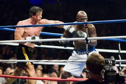 Rocky (Sylvester Stallone, l.) lebt zur&uuml;ckgezogen in Philadelphia, vom Glanz seiner besten Jahre ist nur noch wenig &uuml;brig. Nach wochenlangem harten Training soll er nun ein allerletztes Mal antreten: gegen den amtierenden Weltmeister Mason 'The Line' Dixon (Antonio Tarver, r.) ...