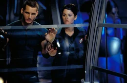 Karl Larson (Peter Facinelli) und Danika Lund (Robin Tunney).