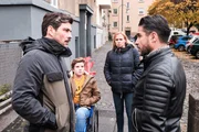 Manuel (Daniel Sellier, l.) sieht sich in seine schlimmsten Ängsten bestätigt, als Tarek (Haydar Kizay) ihn unangekündigt entführt. Manuel (Daniel Sellier, l.) sieht sich in seine schlimmsten Ängsten bestätigt, als Tarek (Haydar Kizay) ihn unangekündigt entführt.