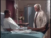 Weil ein Patient (l.) glaubt, sterben zu m&uuml;ssen, bekennt er, einen Mann get&ouml;tet zu haben, Dr. Sloan (Dick Van Dyke, r.) recherchiert auf eigene Faust.