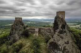 Die sagenumwobene Burg Trosky im Norden Tschechiens thront auf zwei hoch aufragenden Basaltfelsen vulkanischen Ursprungs, verbunden durch eine gemauerte Verteidigungsanlage.
