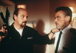 Der Schiffsmaschinist Mc Bride (Michael Ironside, li.) startet eine Meuterei gegen den Kapitaen (Horst Buchholz), um das in Quarantaene gehaltene Schiff verlassen zu koennen. ARD/Degeto - honorarfrei fuer Ankuendigungen und Veroeffentlichungen im Zusammenhang mit genannter Sendung bei Nennung: ARD/Degeto (S2), Presse und Programmbetreuung (069) 1509-334 oder -335