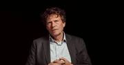 Warum verlieren Menschen das Vertrauen in Institutionen - und suchen neue Gewissheiten? Hartmut Rosa blickt auf eine Gesellschaft im Gefühl von Kontrollverlust und Entfremdung Warum verlieren Menschen das Vertrauen in Institutionen - und suchen neue Gewissheiten? Hartmut Rosa blickt auf eine Gesellschaft im Gefühl von Kontrollverlust und Entfremdung