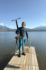 Jan Grebe (52) mit dem von ihm entwickelten Wassersportgerät am Hopfensee im Ostallgäu. Jan Grebe (52) mit dem von ihm entwickelten Wassersportgerät am Hopfensee im Ostallgäu.