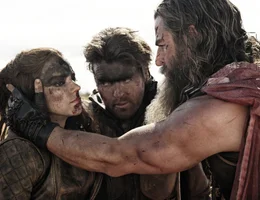 Furiosa (Anya Taylor-Joy, l.), Praetorian Jack (Tom Burke, m.) und Dementus (Chris Hemsworth, r.)  +++ Die Verwendung des sendungsbezogenen Materials ist nur mit dem Hinweis und Verlinkung auf RTL+ gestattet. +++
