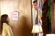 Sue (Eden Sher, l.); Mike (Neil Flynn, r.) Sue (Eden Sher, l.); Mike (Neil Flynn, r.)