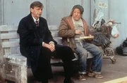 Dass sich der m&auml;chtige und gef&auml;hrliche Raucher (William B. Davis, l.) die Bank mit einem Obdachlosen teilt, hat seinen Grund ...