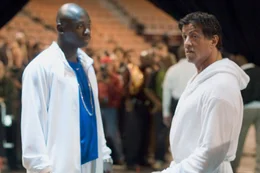 Der Box Champion Rocky Balboa (Sylvester Stallone, r.) hat l&auml;ngst die Handschuhe an den Nagel geh&auml;ngt. Seit dem Tod seiner geliebten Frau schwelgt er nur noch in Erinnerungen. Als jedoch eine Computersimulation errechnet, dass Rocky den aktuellen Schwergewichts-Champion (Antonio Tarver, l.) besiegen k&ouml;nnte, steigt er ein allerletztes Mal in den Ring ...