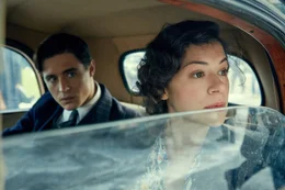 Max Irons (Fritz), Tatiana Maslany (Maria Altmann, jung).