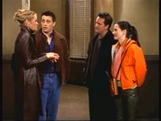 Joey (Matt LeBlanc, 2.v.l.) w&auml;re heil froh, wenn Janine (Elle Macpherson, l.) sich mit Monica (Courteney Cox, r.) und Chandler (Matthew Perry, 2.v.r.) verstehen w&uuml;rde.