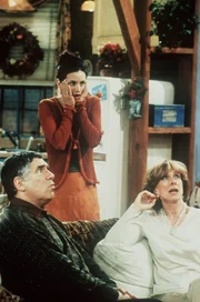 Monica (Courteney Cox, M.) kann es nicht fassen, dass Ross mit der Neuigkeit herausplatzt, die sie ihren Eltern Jack (Elliott Gould, l.) und Judy (Christina Pickles, r.) schonend beibringen wollte.