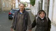 Carola (38) ist langzeitarbeitslos, möchte aber auch nicht arbeiten. Kürzlich ist sie bei ihrem Freund, dem 63-jährigen Rentner Lothar, eingezogen. Carola (38) ist langzeitarbeitslos, möchte aber auch nicht arbeiten. Kürzlich ist sie bei ihrem Freund, dem 63-jährigen Rentner Lothar, eingezogen.