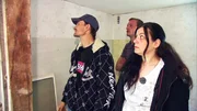 Maik (38, li.) und Monika (39) k&ouml;nnen nicht glauben, in was f&uuml;r einem schlechten Zustand ihr Schn&auml;ppchenhaus ist..