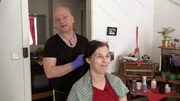 Nicole steht derweil kurz vor ihrem vierzigsten Geburtstag. Damit sie ihr neues Lebensjahr gebührend feiern kann, braucht sie dringend einen neuen Look. Franzi (li.) kümmert sich um ihre Haarpracht. Nicole steht derweil kurz vor ihrem vierzigsten Geburtstag. Damit sie ihr neues Lebensjahr gebührend feiern kann, braucht sie dringend einen neuen Look. Franzi (li.) kümmert sich um ihre Haarpracht.