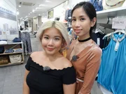 Karo (l.) und Shoppingbegleitung Jenny.