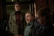 Tülay Yildirim (Idil Üner, l.), Erichsen (Armin Rohde, M.) und Mona Nowak (Rocío Luz, r.) stellen Roland Orbach in der Kneipe zur Rede. Tülay Yildirim (Idil Üner, l.), Erichsen (Armin Rohde, M.) und Mona Nowak (Rocío Luz, r.) stellen Roland Orbach in der Kneipe zur Rede.