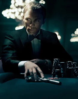 James Bond (Daniel Craig) soll als Undercover-Zocker ein Pokerturnier gewinnen und so Le Chiffre und seinen unbekannten Hinterm&auml;nnern einen schweren Schlag versetzen.  +++ Die Verwendung des sendungsbezogenen Materials ist nur mit dem Hinweis und Verlinkung auf RTL+ gestattet. +++