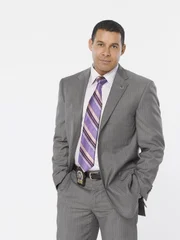 (2. Staffel) - Javier Esposito (Jon Huertas) hält sich nicht immer an die Regeln der Polizei. (2. Staffel) - Javier Esposito (Jon Huertas) hält sich nicht immer an die Regeln der Polizei.