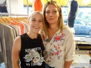 Alex (l.) und Shoppingbegleitung Stephanie.