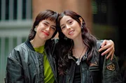 F&uuml;r die Animationsk&uuml;nstlerin &Eacute;milie Tronche (li.) und ihre Freundin Oph&eacute;lie Lepert (re.) ist Freundschaft der Raum, in dem jede von ihnen sie selbst sein kann und der auf Vertrauen und Verst&auml;ndnis basiert.