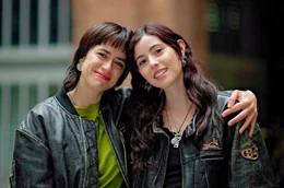F&uuml;r die Animationsk&uuml;nstlerin &Eacute;milie Tronche (li.) und ihre Freundin Oph&eacute;lie Lepert (re.) ist Freundschaft der Raum, in dem jede von ihnen sie selbst sein kann und der auf Vertrauen und Verst&auml;ndnis basiert.